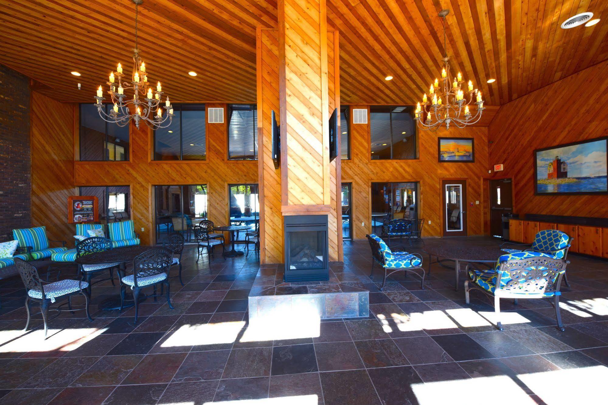Best Western Plus Dockside Waterfront Inn Mackinaw Stadt Exterior foto
